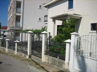 Апартаменты Mitko Apartments Будва Апартаменты с видом на сад-9